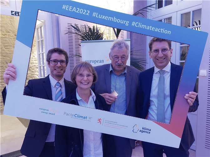 V.l.: Kreisumweltdezernent Tim Hahlen, der ehemalige Leiter des Amtes für Umwelt- und Naturschutz des Rhein-Sieg-Kreises, Rainer Kötterheinrich, sowie Michaela Steinert und Lukas Fischer vom Amt für Umwelt- und Naturschutz des Rhein-Sieg-Kreises bei der Entgegennahme des „European Energy Award® (eea®)“ in Gold in Luxemburg. Fotos: Rhein-Sieg-Kreis