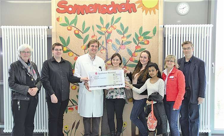 (V.l.) Kristina Schimpf, Matthias Schäfer, Dr. Urban Himbert, Katharina Richard und Alina Muscheid, Ulrike Börder-Sauerbrei und Andreas Bühler freuen sich über die Höhe des zusammen gekommenen Spendenbetrags. Dr. Marc Bohr