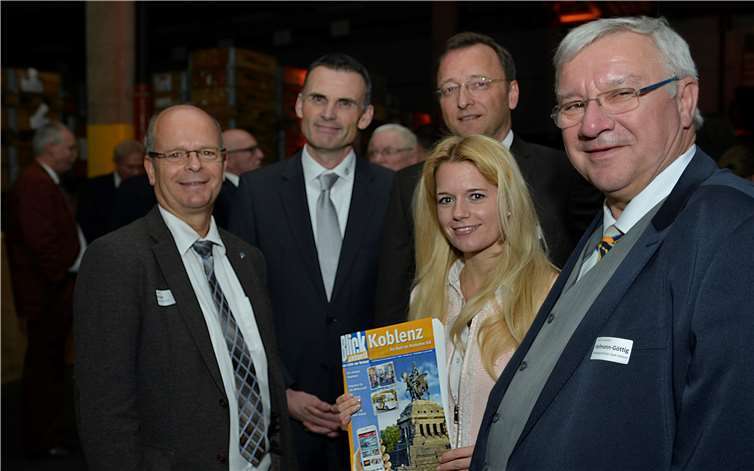 (V.l.) Krupp Verlags-Geschäftsführer und Chefredakteur Hermann Krupp, geschäftsführender Gesellschafter der Elsen Gruppe Thomas Klein, MdB. Josef Oster, Susanne Tack (Prokuristin Krupp Verlags GmbH) und Oberbürgermeister Prof. Dr. Joachim Hofmann-Göttig) freuten sich über das gelungene Wirtschaftsmagazin, das Blick aktuell anlässlich des Wirtschaftsempfanges der Stadt Koblenz herausgegeben hat.Thomas Frank