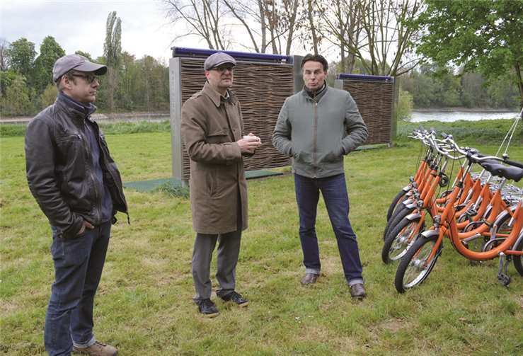 V.l.: Künstler Michael Volkmer, der das Kunstwerk Lapsus kreierte, Direktor des Arp-Museums Dr. Oliver Kornhoff, Künstler Joachim Manz, der das „Rheinschlafen“ schuf.