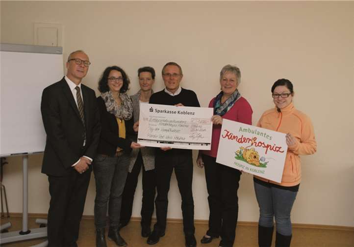 V.l.: Kulturdezernent Detlef Knopp, Kathrin Gardyan (evm), Birgit Halfpap, Leo Halfpap Karate Rot-Weiss Koblenz, Gisela Texor Geschäftsführerin Kinderhospiz Koblenz, Jessica Lehnen Kinderhospiz. privat