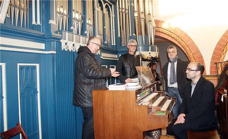 (V.l.:) Kurt Heuser vom Pfarrverwaltungsrat, Reiner Friedsam, Joachim Bendelvon der Orgelbaufirma Klais und Organist Teófanes Gonzáles Palenzuela.