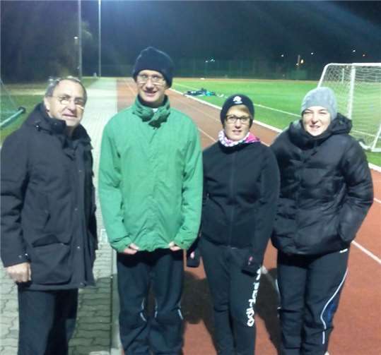 (V.l.:) Kurt Schüller, Abteilungsleiter Leichtathletik, SV Urmitz; Tobias Pasternak und Steffi Richter, FWS Kettig; Heike Kohlhaas, Leiterin Lauftreff, SV Urmitz. Foto: privat