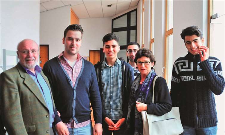 V.l.: Kurt Zimermann, Viszebürgermeister Christian Stockk und Bürgermeisterin Renate Offergeld mit jungen Flüchtlingen auf der Feier.privat