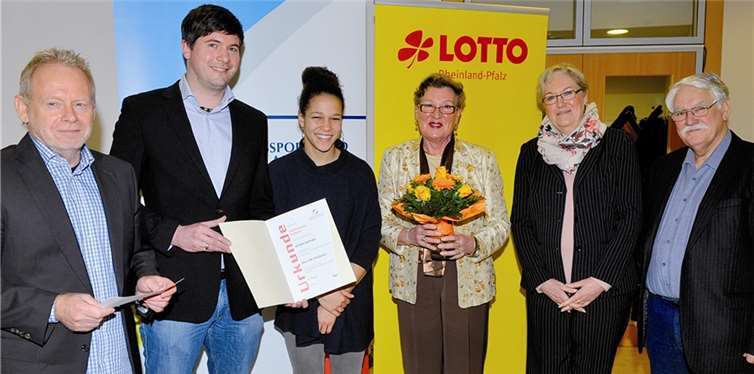 V.l.: LSB-Vizepräsident Dieter Krieger, Frank Jellinek, Pressewart VfR Eintracht Koblenz, Célia Okoyino da Mbabi, Fußballerin des Jahres 2012, Ursula Schwerin, zweite Vorsitzende VfR Eintracht Koblenz, Edith Solsbacher, Beisitzerin VfR Eintracht Koblenz, und Walter Desch, Vorsitzender des Bereichs Öffentlichkeitsarbeit im LSB sowie Präsident des Fußballverbandes Rheinland.privat