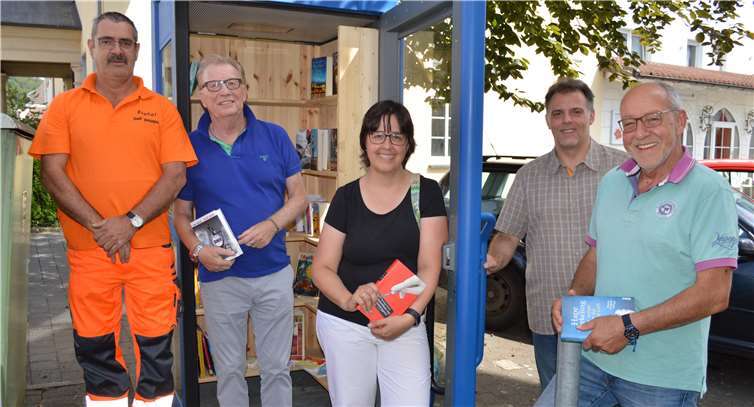 V.l. Lambert Schäfer vom Bauhof, Ortsvorsteher Norbert Matthias, Sandra Haak von der evangelischen Bücherei Oberwinter und Detlef Czieszo vom Haus Franziskus mit dem Bücherschrank am Haus Franziskus.Foto: -AB-