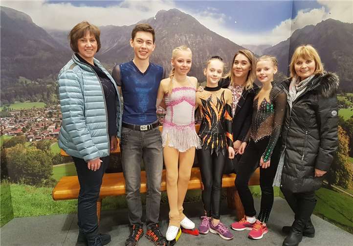 (V.l.) Landestrainerin Frau Marina Kielmann, Robin Rücker, Karina Razlaw, Sophia Silbert, Trainerin Frau Kristina Silbert, Fiona Wiens, Trainerin Frau Ludmilla Zimmer.Foto: privat