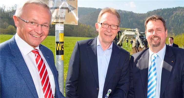 (V.l.): Landrat Achim Hallerbach, CDU-Bundestagsabgeordneter Erwin Rüddel und den Asbacher Bürgermeister und CDU-Fraktionsvorsitzender im Kreistag von Neuwied, Michael Christ. Damit die Schulen im Kreis Neuwied die Fördermittel aus dem Digitalpakt in Höhe von 10 Mio. Euro auch effizient für den Aufbau eigene WLAN-Netze oder interaktive Tafeln und Tablets nutzen können, ist schnelles Internet die Grundlage.Foto: privat