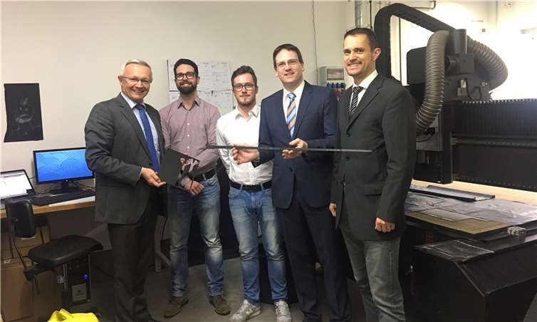 (V.l.:) Landrat Achim Hallerbach, Gründer Moritz Müller und Maximilian Otto, Geschäftsführer von Noblish Carbon GbR, Harald Schmillen Geschäftsführer Wirtschaftsförderung Landkreis Neuwied und Peter Pesch, Geschäftsführer Technologiezentrum für Oberflächentechnik in Rheinbreitbach. Foto: Kreisverwaltung Neuwied