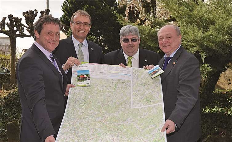 V.l.: Landrat Achim Schwickert, Westerwaldkreis, Landrat Rainer Kaul, Landkreis Neuwied, Christoph Hoopmann, Geschäftsführer Westerwald Touristik Service, und Landrat Michael Lieber, Landkreis Altenkirchen, präsentieren die neuen Karten. privat