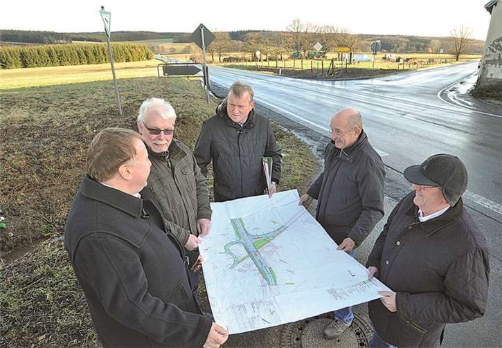 V.l.: Landrat Dr. Jürgen Pföhler, Bauamtsleiter Friedhelm Moog, Bürgermeister Achim Juchem, Ortsvorsteher Wilhelm Dreyer und stellv. Ortsvorsteher Bruno Zimmermann.Gemeindeverwaltung Grafschaft