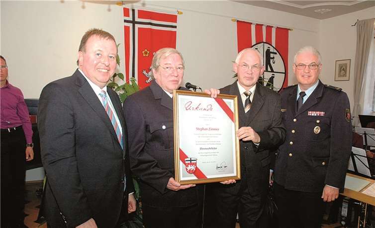 V.l.: Landrat Dr. Jürgen Pföhler, Ehrenwehrleiter Stephan Zimmer, Bürgermeister Hermann-Josef Romes und Kreisfeuerwehrinspekteur Udo Schumacher bei der Übergabe der Ehrenurkunde.UM