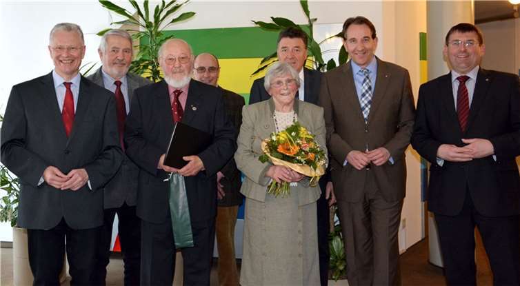 (V.l.) Landrat Frank Puchtler, Helmut Göttert, 1. Beigeordneter der Verbandsgemeinde Nastätten, Armin Wilhelm und Gattin Hannelore, Michael Masuhr (Heimat- und Kulturkreis, in der zweiten Reihe), Gerd Heinemann (Beigeordneter Bettendorf) sowie die beiden Landtagsabgeordneten Matthias Lammert und Jörg Denninghoff. Privat