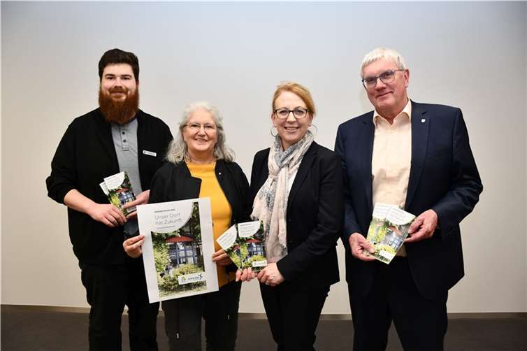 V.l.: Landrat Sebastian Schuster, Kreiswirtschaftsförderin Regina Rosenstock, Beate Klüser, Fachbereichsleiterin für Regionalplanung und Strategische Kreisentwicklung und Robert Gansen, Mitarbeiter im Fachbereich, geben den Startschuss für den 24. Kreiswettbewerb „Unser Dorf hat Zukunft“. Foto: Rhein-Sieg-Kreis
