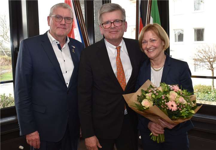 V.l.: Landrat Sebastian Schuster, Michael Jaeger und seine Ehefrau Ingeborg.Foto: Rhein-Sieg-Kreis