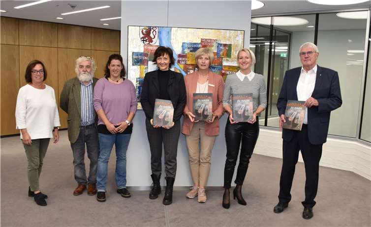 V.l.: Landrat Sebastian Schuster, Redaktionsleiterin Alexandra Lingk, Brigitte Böker, Leiterin des Amtes für Schule, Bildung, Kultur und Sport, Gabriele Paar, Abteilungsleiterin Regionales Bildungs-, Kultur- und Sportbüro, Martina Schiefen und Reinhard Zado, Edition Blattwelt, und Dagmar Ziegner, Mitglied des Redaktionsausschusses. Foto: Rhein-Sieg-Kreis