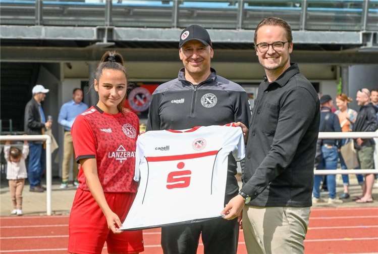 V.l. Léa Daiz, Sponsoring-Beauftragte des SC 13 Bad Neuenahr, Jugendleiter Dr. Daniel Nitsch, René Schell, Leiter des Beratungscenters der Kreissparkasse Ahrweiler. Foto: Jessica Zimpel-Nonn