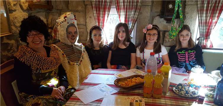 (V.l.:) „Lehrerin“ Monika Hackenbruch mit ihren Mädels Carlotta Kranz, Katharina Hinz, Amelie Marx, Jule Unnützer und Lena Weidenbach. Foto: privat