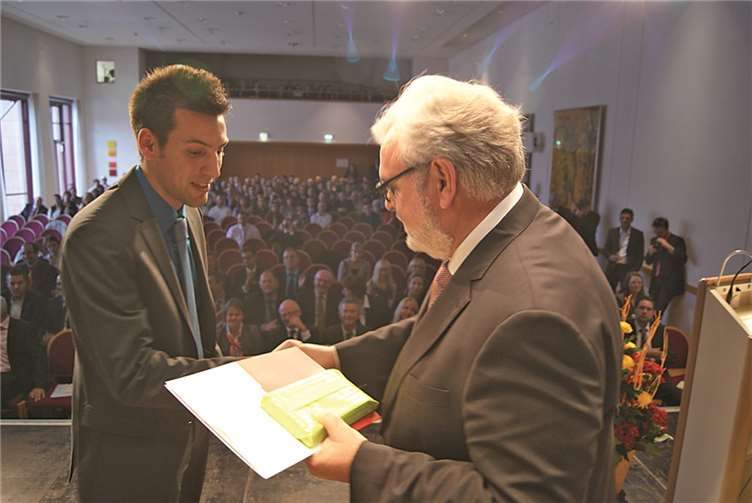 (V.l.) Lehrgangsbester: Christopher Schmengler aus Koblenz wird von Oberfinanzpräsident Werner Nägler geehrt.  Privat