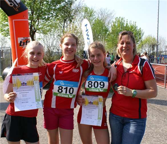 (V.l.) Leonie Kupser, Lea Steidl, Lena Rotta und Trainerin Barbara Klöckner-Briesch. privat