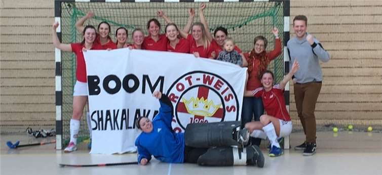 (V.l.) Leonie Schäfer, Katharina Hoffmann, Christina Theisen, Alina Rinke, Sara Annemaier, Marie Landenfeld, Leonie Terwolbeck, Sabrina Hannus, Marina Kuss, Beau Bakker, Trainer Oliver Plauk und liegend Sophia Stähler.  privat