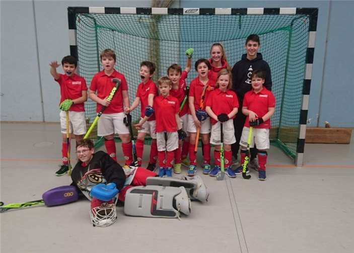 (V.l.) Linus Müller, Bjarne Hecker, Julian Goller, Jaspar Lösel, Joris Hecker, Joshua Enz, Jesko Steinberg, Max Bressler. Vorne liegend: Felix Moitz. Hinten stehend Trainer: Alina Rinke, Jakob Schneider. Privat