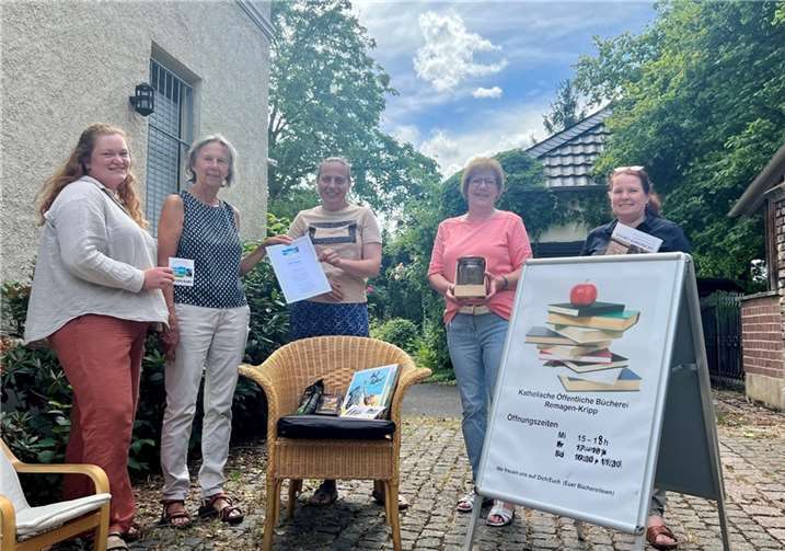 V.l.: Lisa Althoff (Stadt Remagen), Walburga Greiner (Weltladen Remagen-Sinzig), Stefani Jürries, Waltraud Delord und Petra Gadsch (Katholische Bücherei Kripp). Foto: Stadt Remagen