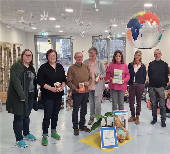 V.l.: Lisa Hörter PFK, Sandra Dietrich-Fuchs Bereichsleitung, Harald Viehmann Eine Welt Laden Mayen, Monika Haupt PFK, Christiane Müller-Grün Kita Leitung, Kathrin Conzelmann-Stingl Projektreferentin Faire KiTa FrankfurtRheinMain, Achim Trautmann regionaler Fachpromoter. Foto: Christiane Müller-Grün/Stadt Mayen