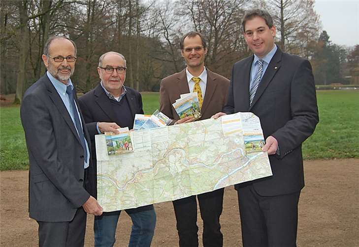 (V.l.) Lothar Hünerfeld (LVermGeo), Uwe Schöllkopf (Ideemedia), Georg Trukenmüller (LVermGeo) und Thomas Kalff, stellvertretender Geschäftsführer der Mosellandtouristik präsentieren die neuen offiziellen Karten zum Moselsteig. Privat