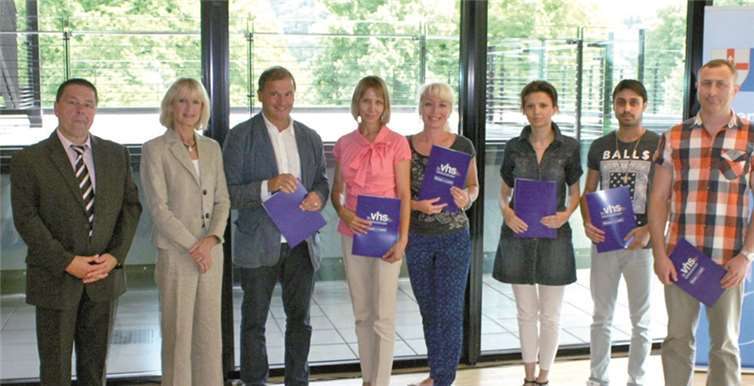 (V.l.) Lothar Kaspers (Bundesamt für Migration und Flüchtlinge), Bürgermeisterin Marie-Theres Hammes-Rosenstein, Dr. Rene Piedmont (vhs) und Absolventen des B2-Sprachkurses.  Privat