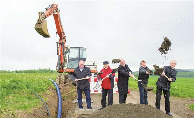 V.l.: Lothar Lingen (Werkleiter des städtischen Abwasserwerks), Fritz Langenhorst (Ortsvorsteher von Ramersbach), Detlev Koch ( Erster Beigeordneter der Stadt Bad Neuenahr-Ahrweiler), Reiner Gasper (Ingenieur-Büro Berthold Becker), Marian Schmidt (Leiter Netzservice West der Energieversorgung Mittelrhein (EVM).LÜ