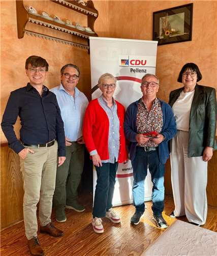 V.l.: Lucas Bell, stellv. Vorsitzender, Jürgen Zinken, Vorsitzender CDU Kruft, Irmgard Schneichel, Rudolf Schneichel, Anette Moesta, MdL. Foto: privat