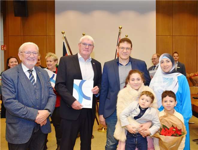 V.l.: Ludwig Neuber, Neubürgerbeauftragter des Rhein-Sieg-Kreises, Landrat Sebastian Schuster, Saad Marzouk mit Ehefrau Shafaa Ali Aboutabikh, und den Kindern Khadija mit Hamza auf dem Arm und Ahmed. Foto:Rhein-Sieg-Kreis