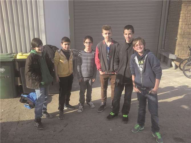 (V.l.) Lukas, Benart, Noah, Schulpraktikant Philipp, Lukas und Tristan. Georg Schroeter