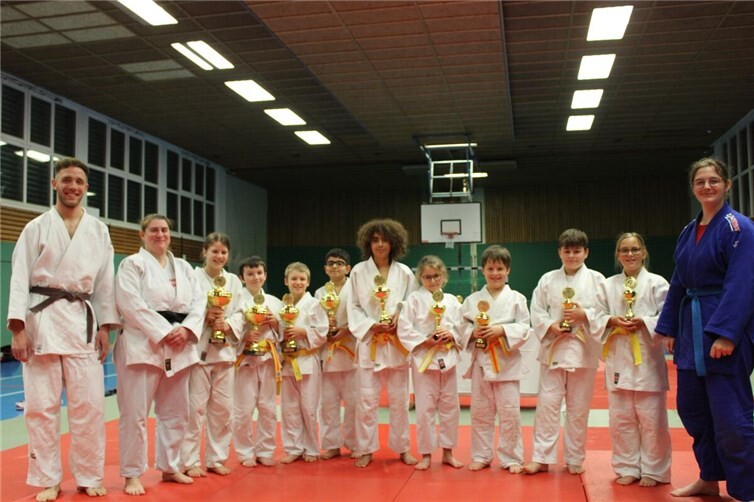 V.l.: Lukas Gärtner, Anke Gröber, Antonina Galant, Dominik Engel, Simon Rosenzweig, Christian Hanna, Sophie Kuth, Karas Hanna, Sabrina Colbasiuc, Vincent Zenker, Darius Colbasiuc, Lennja Seul und Antonia Gärtner. Auf dem Bild fehlt Sophie Kuth. Foto: privat