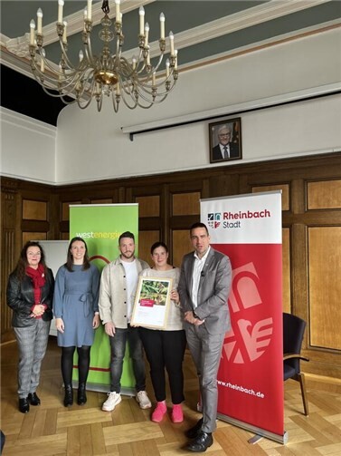 V.l.: Lydia Bauer, Kommunalberaterin Westenergie AG, Vertretende des Vorstands der Elterninitiative Naturkindergarten e.V., Stephanie Haut, Leiterin Elterninitiative Naturkindergarten e.V., Dr. Daniel Phiesel, Bürgermeister Foto: Stadt Rheinbach