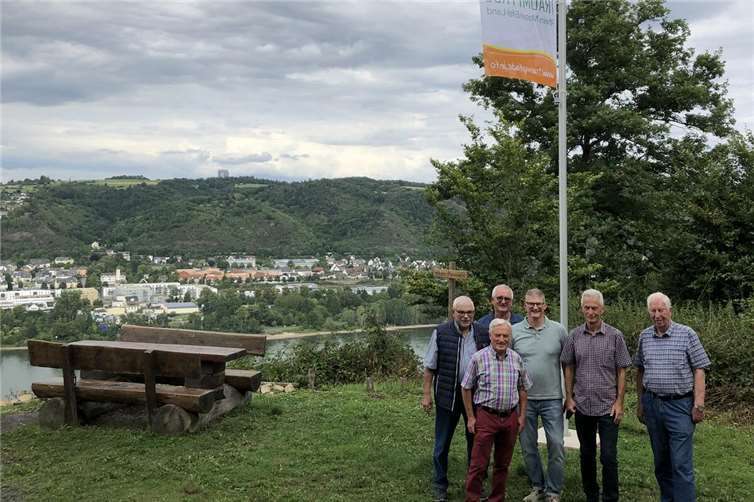Fahnenmasten werben für Premiumwanderweg Wolfsdelle V.l. M. Frickel, M. Walter, C. Graeff, STBM Schüller, H. Eich, H. Thiel (es fehlen F. Fiehl, R. Geyer) Foto: privat