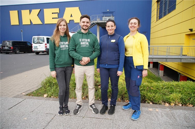 V.l.: Madeleine Gräf (Stiftung Ahrtal), Nick Falkner (Gründer und ehrenamtlicher Gf., Stiftung Ahrtal), Lisa Schmitz (Local Community Engagement Leader, IKEA Koblenz), Henrike Sausen (IKEA Koblenz). Foto:Nick Falkner/Stiftung Ahrtal