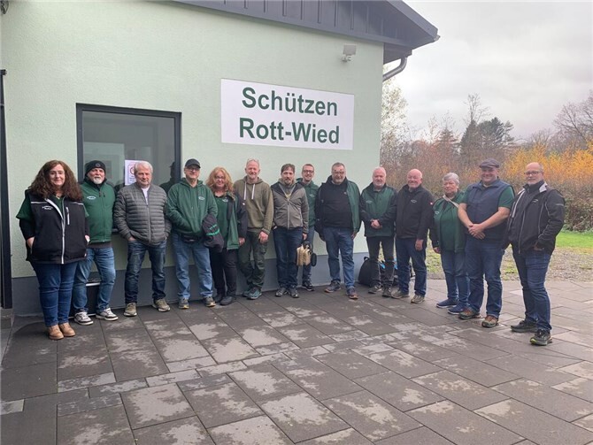 V.l.: Maite Kreutzer, Albert Mittmann, Bernd Schorn, Jörg Zimmermann, Sandra Preußer-Liedl, Achim Beer, Sascha Mallm, Marco Botte, Dirk Geimer, Michael Kellner, Andreas Hoffmann, Anne Hoffmann, Michael Puderbach und Stefan Kunz.  Foto: Anne Hoffmann