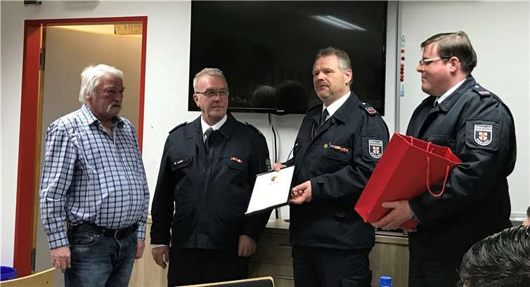 V.l.: Manfred Lauterbach, 25 Jahre Mitglied, Gerhard Korn, scheidender stellvertretender Einheitsführer, Reiner Hisgen, wieder gewählter Einheitsführer, und Christof Jürgens, neu gewählter stellvertretender Einheitsführer.privat