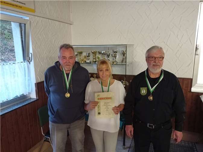 V.l.: Manfred Montermann, beste Einzelschützin Ulrike Bartz und Manfred Schlig. Foto: privat