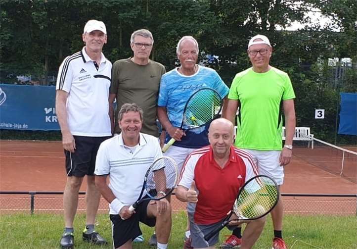 (V.l.): ) Mannschaftsführer Horst-Manfred Klaes, Wolfgang Hamm, Werner Lausberg, Rolf Weiler, davor Christian zur Hausen und Wolfgang Glaß. Klaus-Werner Müller kam ebenfalls drei Mal im Einsatz.Foto: privat