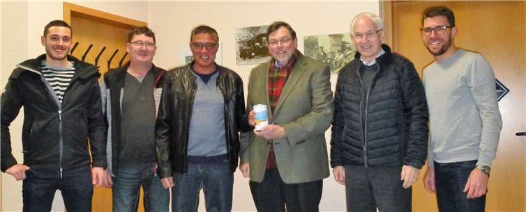 V.l.: Manuel Emmerichs, Martin Bell, Robert Emmerichs (1. Vorsitzender FZM Wiesemscheid), Bernd Schiffarth (Vorsitzender des Förderverein St. Josef-Krankenhaus e.V.), Hermann-Josef Romes und Jan Ueberhofen. Privat