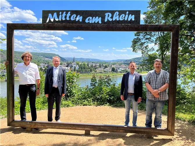 V.l.: Marc Bors (Stadt Remagen), Michael Vierjahn (Hotel Haus Oberwinter), Bürgermeister Björn Ingendahl, Peter Günther (beide Stadt Remagen). Foto: Stadt Remagen