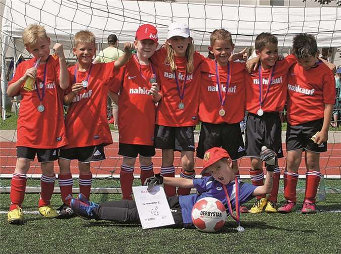 (V.l.) Marc Sommer, Marlon Litz, Fabian Stumpf, Julia Schmitz, Tyler Schweda, Umutcan Bilgili, Mikail Sahin, liegend Helf Lukas. Es fehlen: Leonard Steinbach, Dan Köster, Noel Müller.  Privat