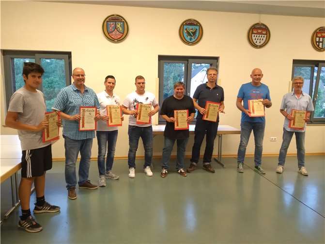 V.l.: Marcel Höse (10 J.), Willi Senk (10 J.), Thomas Knopp (25 J.), Markus Alscher (10 J.), Michael Keßler (25 J.), Dieter Ruland (25 J.), Manfred Thyssen (25 J.), Ehrenmitglied Georg Heck (50 J.).