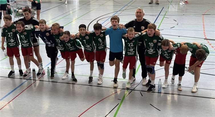 Kampfgeist bis zur letzten Sekunde V.l. Marcel Ising (1), Viktoria Pung, Trainerin Nathalie Oster, Benedikt Harst (Tor), David Hoffmann (3), Frida Saxler (3), Maxim Gostiuk (3), Ben Hübinger (1), Betreuer Florian Mokosch, Mats Roth, Trainer Karl-Heinz Hoffmann, Maximilian Klapthor (Tor), Emma Gerlach (4), Fan Mika Klapthor, Mats Wagner (1). Foto: JSG Welling/Bassenheim