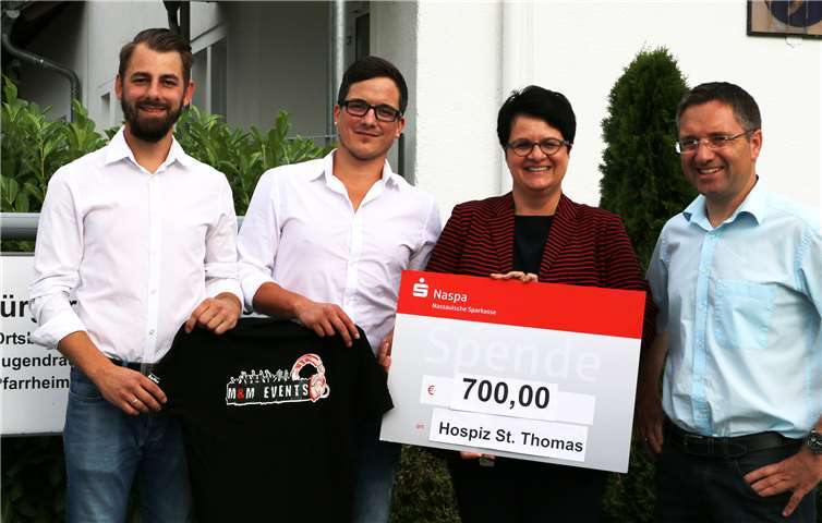 (V.l.) Marcel Jacobi (M&M Events), Maik Gerlach (M&M Events), Elisabeth Disteldorf (Geschäftsführerin Katharina Kasper HOSPIZ GmbH) und Marco Hommrich (Erster Beigeordneter Ortsgemeinde Großholbach) bei der Spendenübergabe in Großholbach.  Katharina Kasper HOSPIZ GmbH