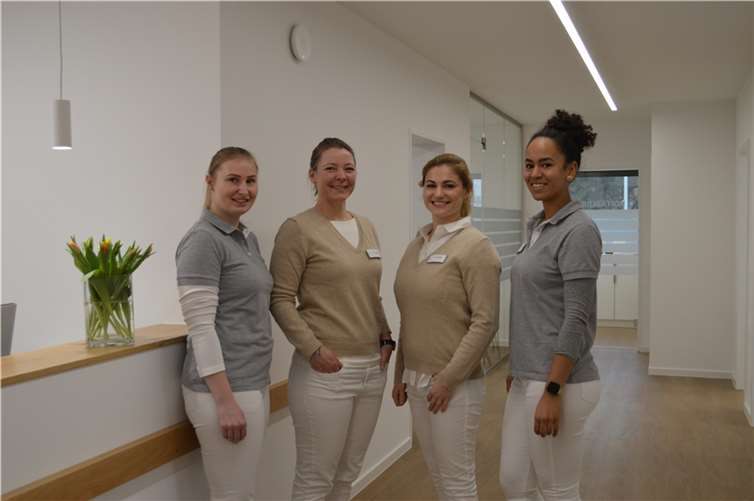 Mit der Kieferorthopädie Remagen Sinzig von Dr. Franziska Kroll und Dr. Miriam Vieweg ist die Versorgungslücke an der Rheinschiene geschlossen V.l. Marcella Lempio, Dr. Miriam Vieweg, Dr. Franziska Kroll und Betssy Villaman. Foto: AB
