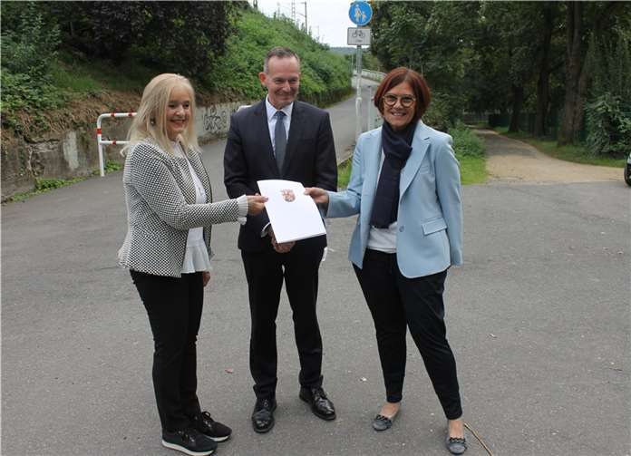 7,3 Mio. Euro fließen in Schlüsselprojekt für Rad- und Fußverkehr V.l. Margit Theis-Scholz, Volker Wissing und Petra Dick-Walther. Foto: Stadt Koblenz/Thomas Knaak